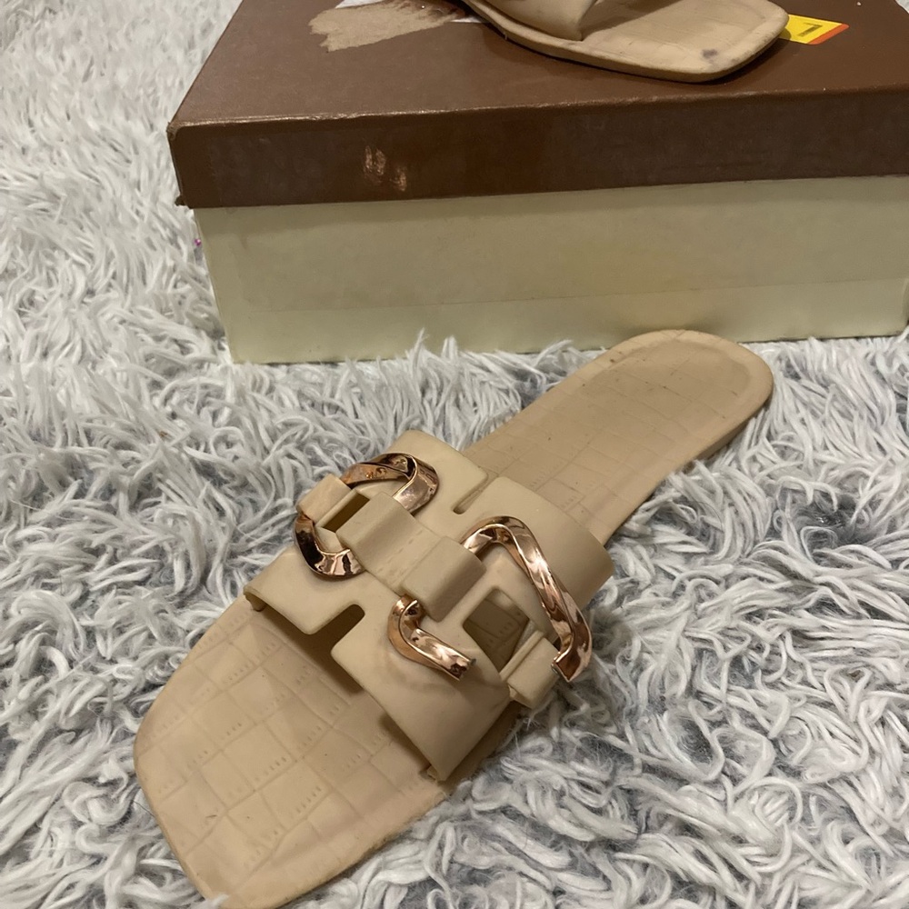 Elegant Tan Women's Slide Sandals with Chain Accent